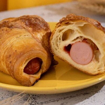 Круассан с сосиской и соусом в Пекарня Буханка по цене 225 ₽