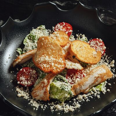 Салат Цезарь с курицей в Look lounge по цене 570 ₽