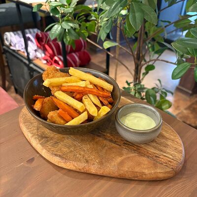 Фиш & Чипс с соусом тартар в История любви по цене 440 ₽