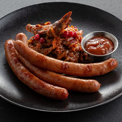 Баварские колбаски с тушеной капустой в Jager restopub по цене 880 ₽