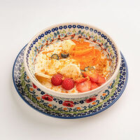 Каша рисовая с ягодами и вафельной крошкой в Сыроварня