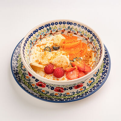 Каша рисовая с ягодами и вафельной крошкой в Сыроварня по цене 87000 сум