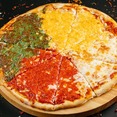 Пицца 4 сыра в Голд Сити по цене 760 ₽