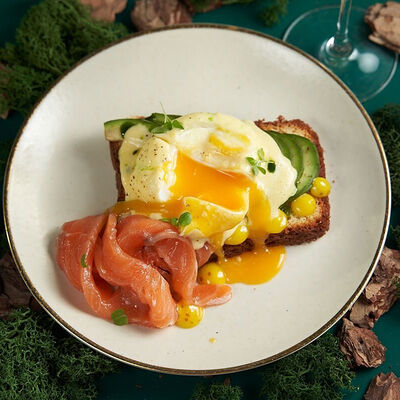 Злаковый тост с авокадо, лососем и яйцом пашот в Белок по цене 990 ₽