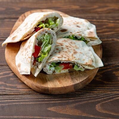 Лепёшка Куриный кебаб с овощами в Кабанья по цене 520 ₽