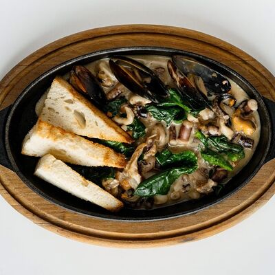 Соте из морепродуктов в сковороде в CASPARY BRAU по цене 940 ₽