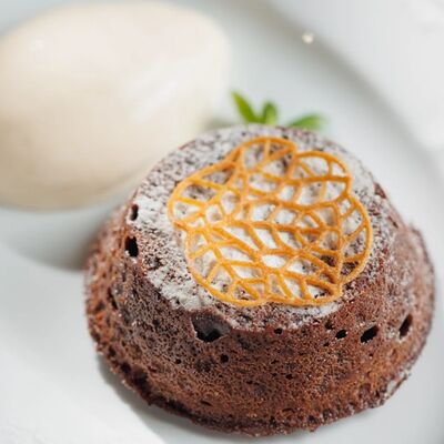 Шоколадный фондан с компоте из вишни в Wine Region по цене 790 ₽