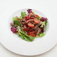 Салат Тёплый с курицей терияки в Цезарь