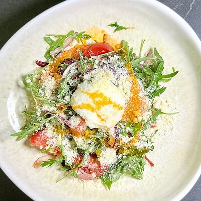 Салат со слабосоленой форелью, яйцом пашот, вялеными томатами и сыром пармезанв Библиотека по цене 850 ₽