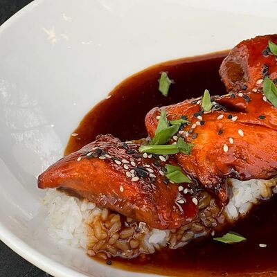 Лосось в соусе терияки на рисовой подушке в Berberry & ptichka по цене 850 ₽