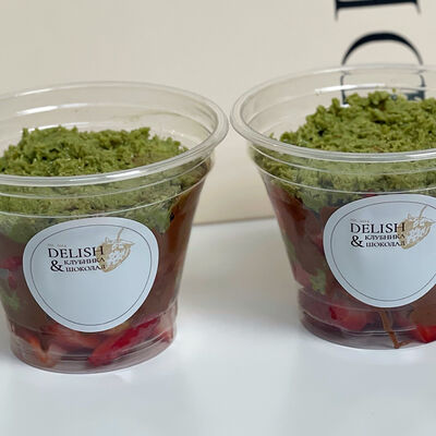 Стаканчик с клубникой, дубайской начинкой, шоколадом в Delish по цене 1350 ₽