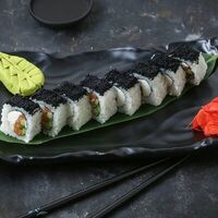 Ролл в чёрной тобико с тунцом и сыром Филадельфия в Fast Япония Premium Sushi