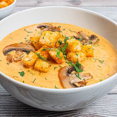 Рисовый крем-суп с грибами и лососем в Yunga Tim Fish & Grill по цене 790 ₽