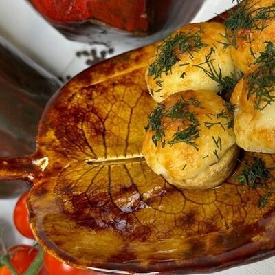 Шапки из шампиньонов с сулугуни, жаренные на кеци в САМИХИНКАЛИ по цене 600 ₽