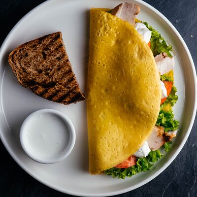 Омлет с курицей на гриле в Berberry & ptichka по цене 599 ₽