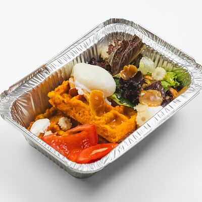 Вафля из тыквы с творожным сыром и опятами в Traveler's Coffee по цене 629 ₽