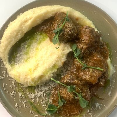 Говяжьи щечки с картофельным пюре и пармезаном в Меркато по цене 1050 ₽