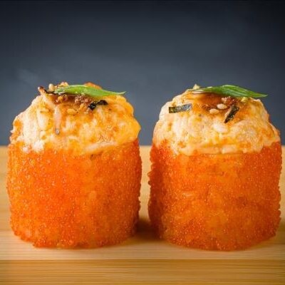 Запеченый ролл со снежным крабом в Yellowfin by Bluefin по цене 590 ₽