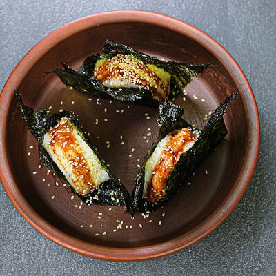 Онигири с лососем в На югах по цене 350 ₽