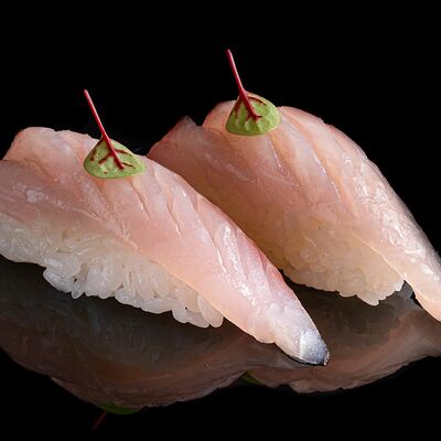 Онигири с морским окунем в Lucky fish по цене 90 ₽