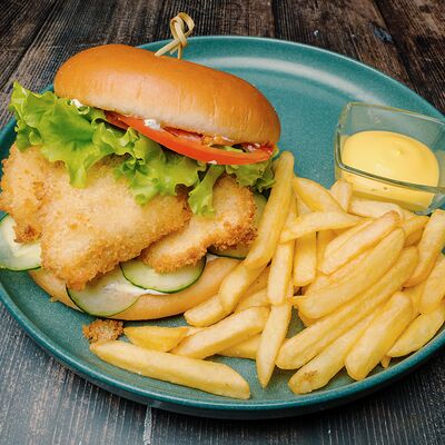 Чикен бургер с картофелем фри в Вкус кафе по цене 577 ₽