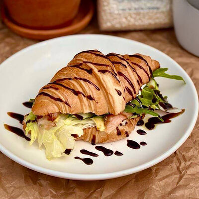 Круассан с лососемв Искра по цене 710 ₽