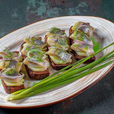 Сельдь слабосолёная с пивным хлебом и картофелем черри в Батон по цене 435 ₽