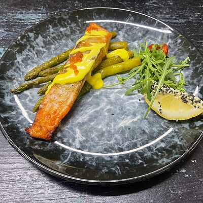 Филе лосося со спаржей под соусом Бер блан в Усадьба по цене 70 р.