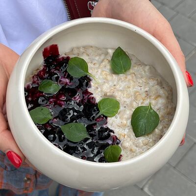Овсянка с черничным вареньем и базиликом в Krems по цене 490 ₽