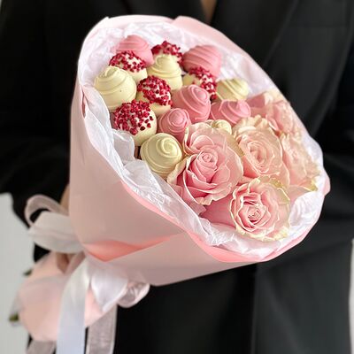 Клубничный букет в шоколаде Аврора в Клубника по цене 5990 ₽