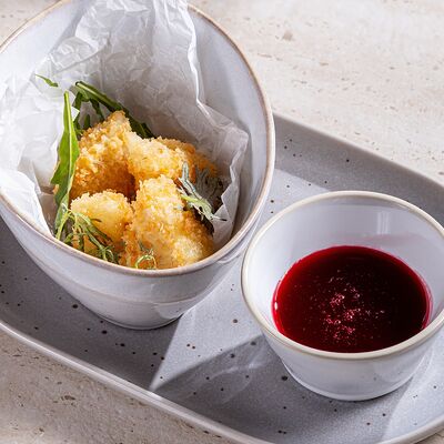 Камамбер Фри с малиновым соусом в Abrau Club по цене 840 ₽