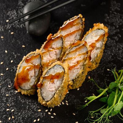 Маки темпура с копченой курицей и сыром в Суши Профи по цене 439 ₽