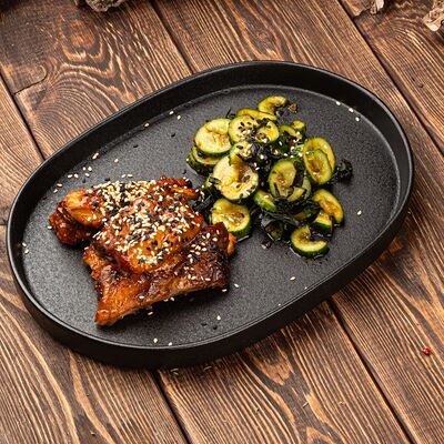 Рёбрышки свиные в азиатской глазури с битыми огурцами в Паб 357 по цене 455 ₽