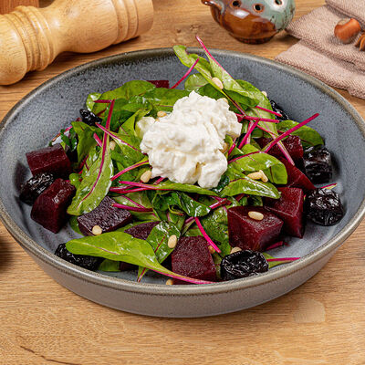 Салат со свеклой в TeaRoom по цене 620 ₽