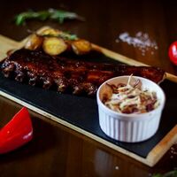 Свиные ребра с глазурью в Dead Rabbit Pub