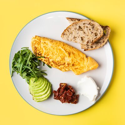 Омлет со сливочным сыром, вялеными томатами, трюфельным маслом в Лу по цене 890 ₽