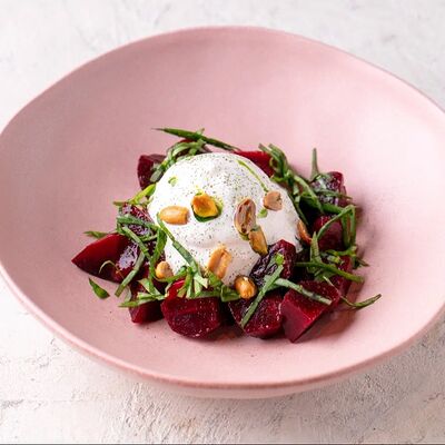 Салат из запеченной свеклы с муссом из козьего сыра в ODA по цене 875 ₽