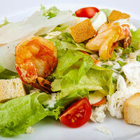 Салат Цезарь с королевскими креветками в Пиццерия Помидор