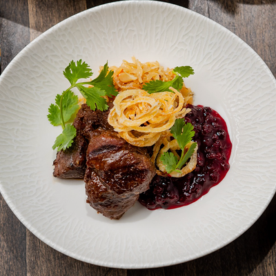 Томленое филе говяжьей голени с брусничным соусом и кислой капустой в Съели Сумели по цене 1170 ₽