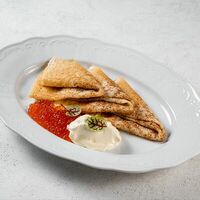 Блинчики с красной икрой и сливочным маслом в Villa Pasta