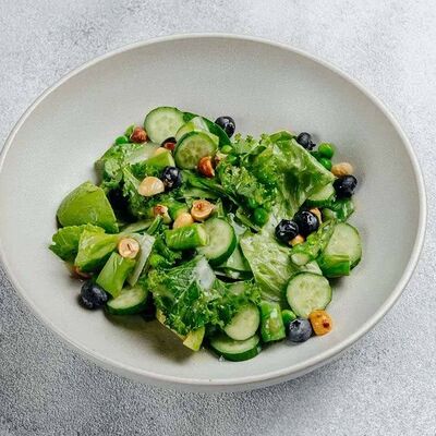 Зеленый салат с голубикой и лавандовым медом в Горыныч по цене 890 ₽