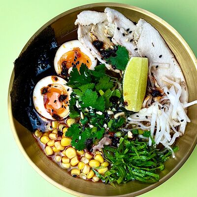 Рамен с лапшой ручной работы и курицей су-вид в Просто Азия x Десертория по цене 720 ₽