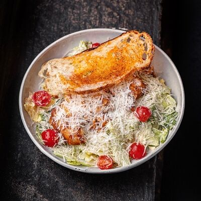 Цезарь с цыпленком на гриле и пармезаном в Техникум по цене 690 ₽