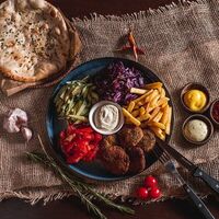 BBQ Фалафель с овощами и соусом на тарелке в BBQ Night
