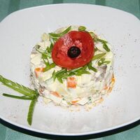 Оливье с языком говяжьим и курицей в Глория