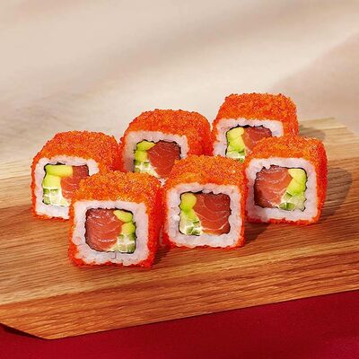 Ролл Калифорния с лососем в Тануки по цене 750 ₽