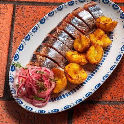 Олюторская сельдь с картофелем и маринованным луком в Дзеими по цене 408 ₽