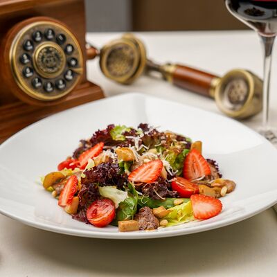 Салат с печенью кролика, лесными грибами, свежей клубникой в Абрамовъ по цене 1150 ₽