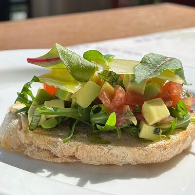 Брускетта с лососем, творожным сыром и авокадо в Wine & Vine по цене 495 ₽
