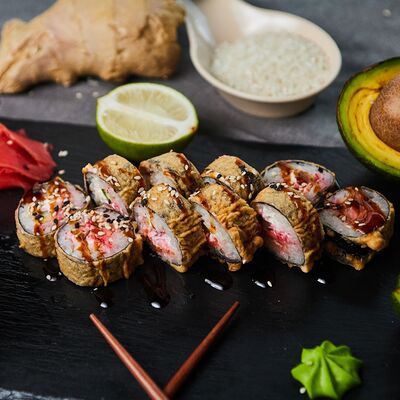 Жареный ролл с лососем в Тайфун по цене 399